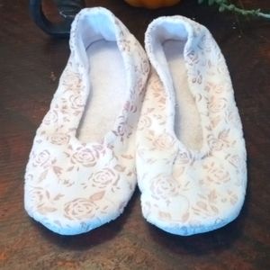 gMi women's ballerina slippers size large 8-9 white with Pink roses details.